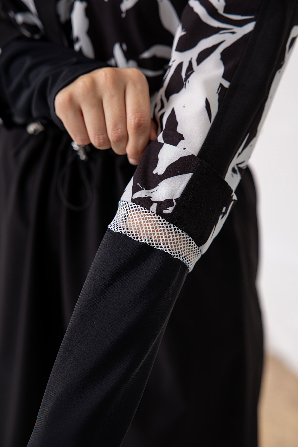 Adasea Kadın Tam Tesettür Mayo Pera Likralı Ayarlanabilir Bel Yarım Fermuarlı Üst Crop - Siyah - Thumbnail