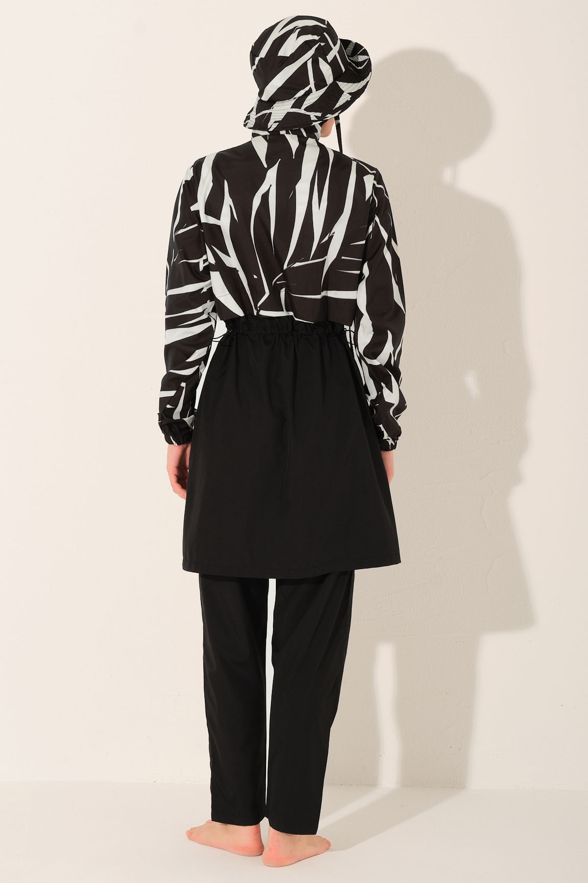 Alfasa Kadın Tam Kapalı Tesettür Mayo Şapkalı Croplu Paraşüt Kumaş Düz Paça Desenli - Siyah - Thumbnail