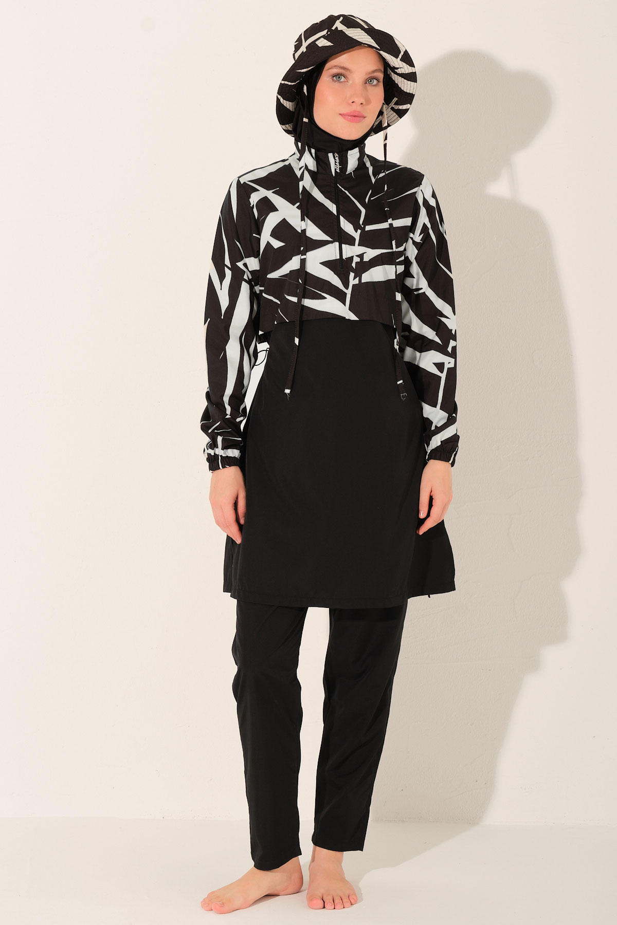 Alfasa Kadın Tam Kapalı Tesettür Mayo Şapkalı Croplu Paraşüt Kumaş Düz Paça Desenli - Siyah - Thumbnail