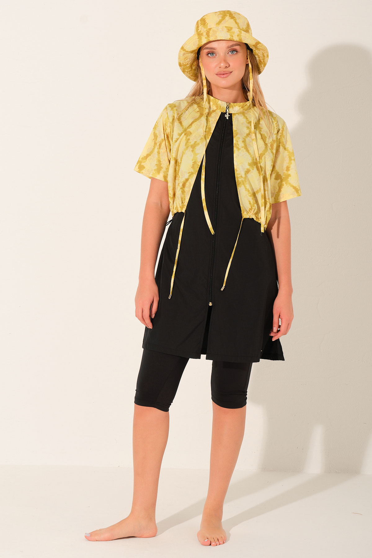 Alfasa Kadın Yarı Kapalı Mayo Şapkalı Croplu Kısa Kollu Desenli Yarım Fermuarlı Likralı - Siyah - Thumbnail