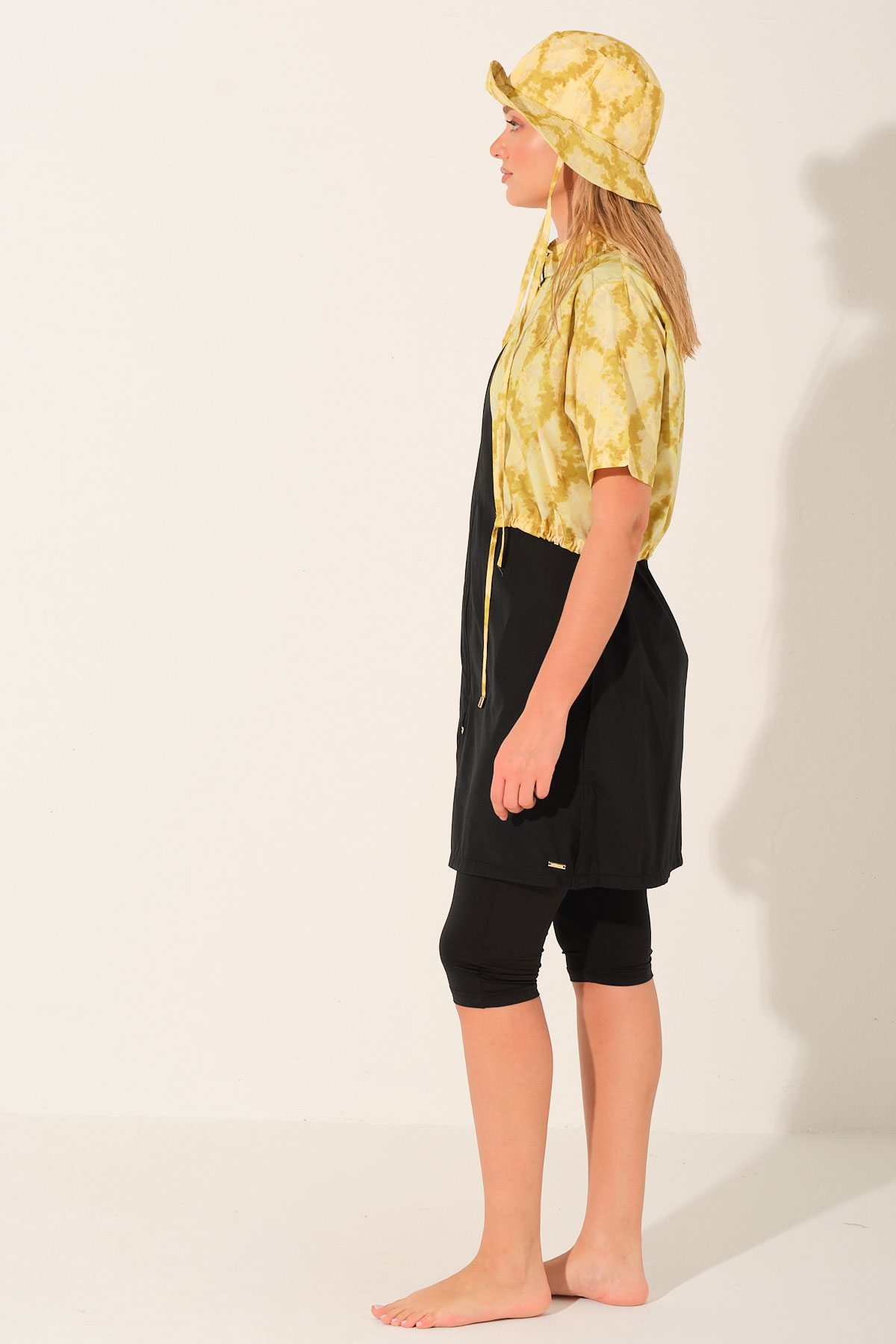 Alfasa Kadın Yarı Kapalı Mayo Şapkalı Croplu Kısa Kollu Desenli Yarım Fermuarlı Likralı - Siyah - Thumbnail