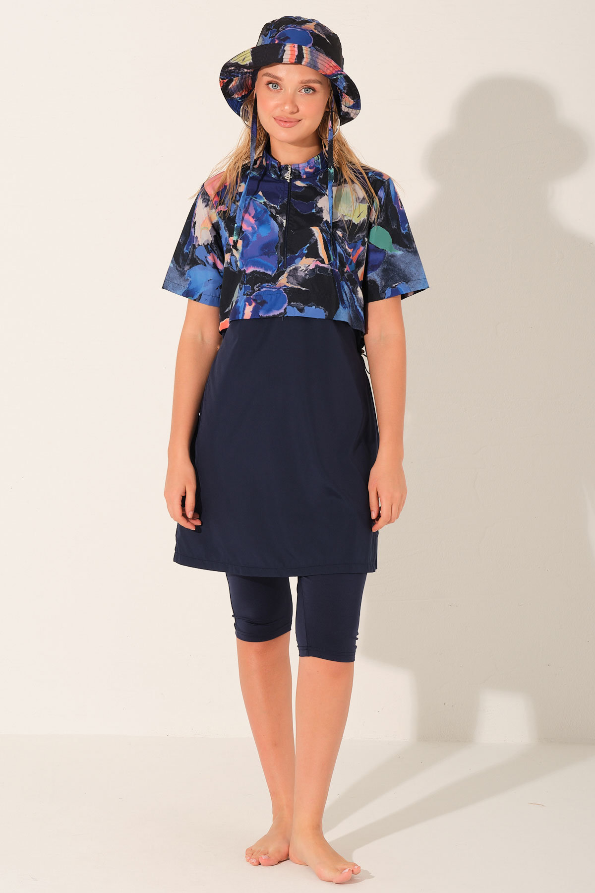 Alfasa Kadın Yarı Kapalı Mayo Şapkalı Croplu Kısa Kollu Desenli Yarım Fermuarlı Spor Likra - Lacivert - Thumbnail