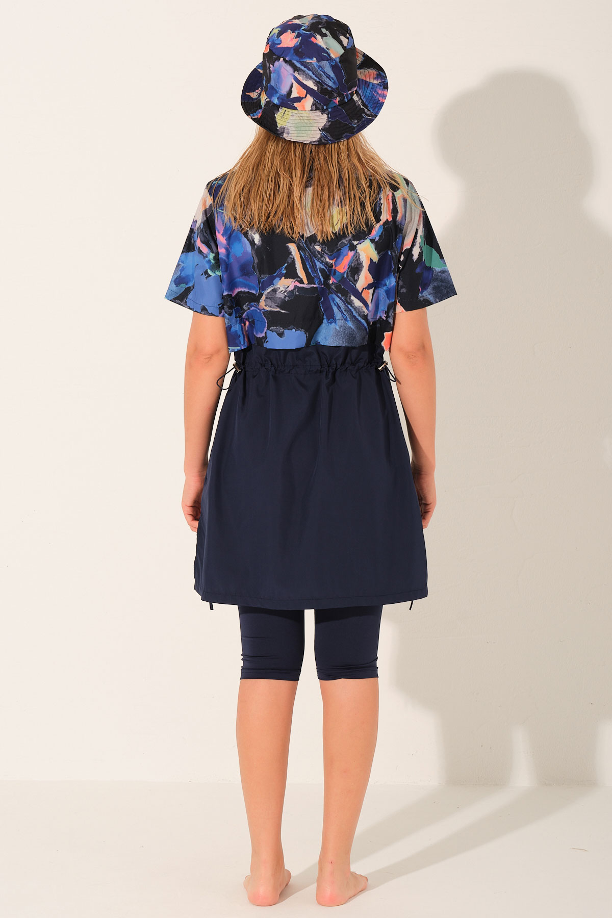 Alfasa Kadın Yarı Kapalı Mayo Şapkalı Croplu Kısa Kollu Desenli Yarım Fermuarlı Spor Likra - Lacivert - Thumbnail