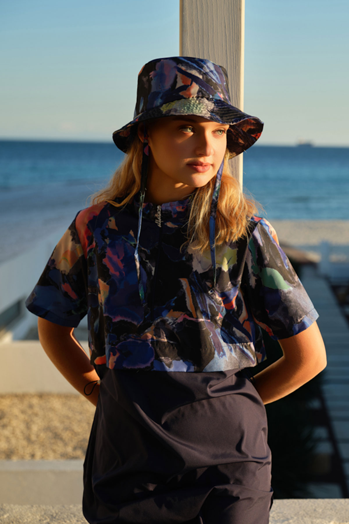 Alfasa Kadın Yarı Kapalı Mayo Şapkalı Croplu Kısa Kollu Desenli Yarım Fermuarlı Spor Likra - Lacivert - Thumbnail