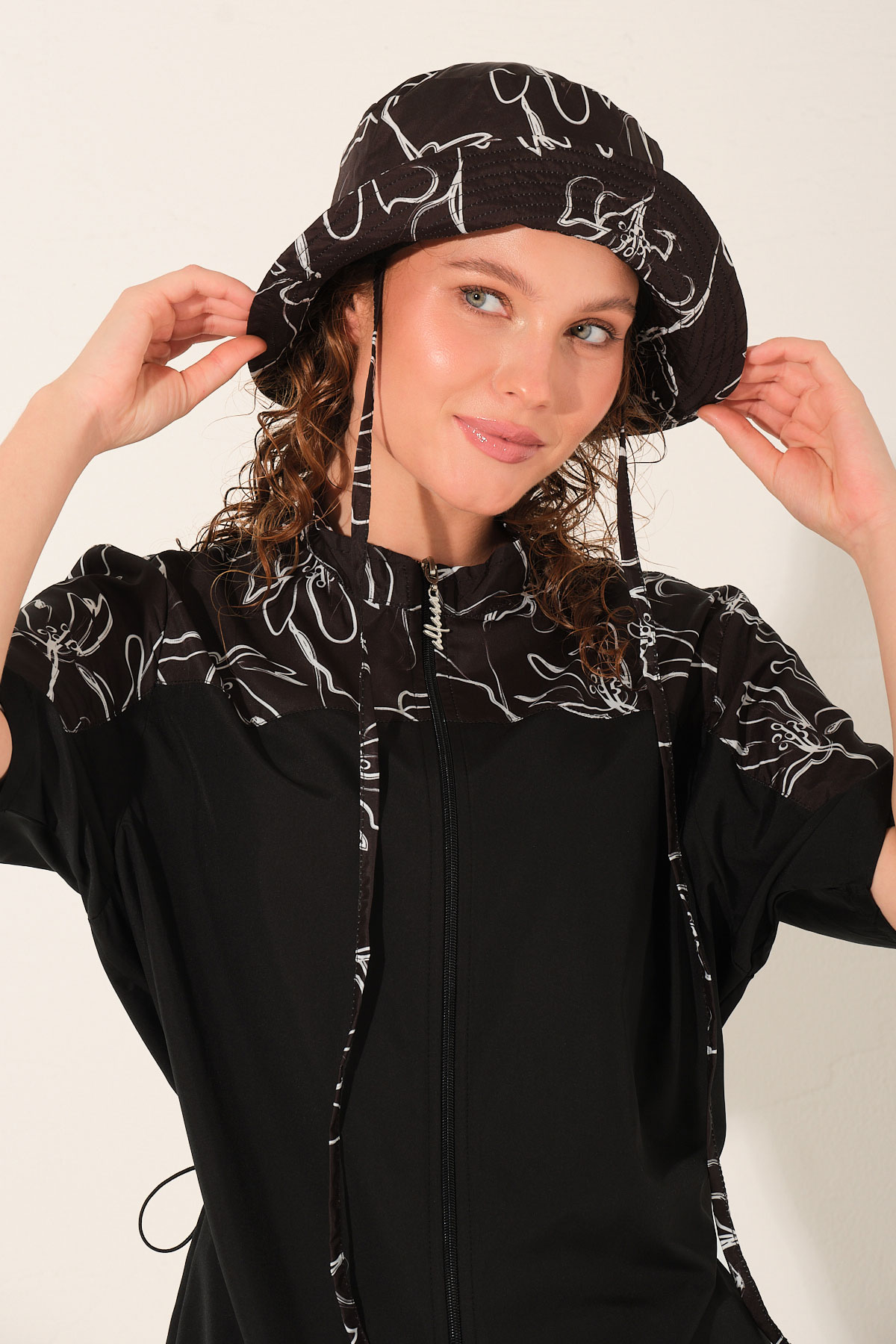 Alfasa Kadın Yarı Kapalı Mayo Şapkalı Kısa Kollu Fermuarlı Desenli Paça Bel Lastikli Spor Likra - Siyah - Thumbnail