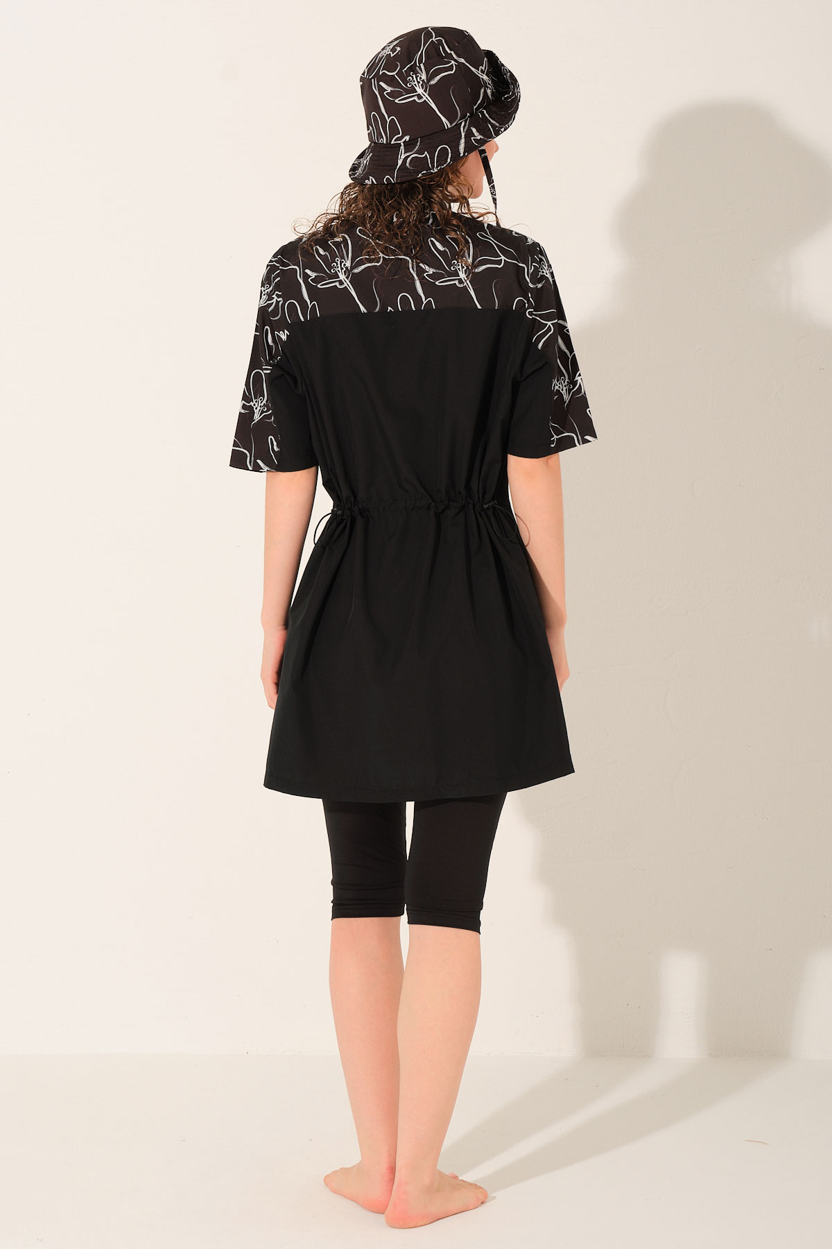 Alfasa Kadın Yarı Kapalı Mayo Şapkalı Kısa Kollu Fermuarlı Desenli Paça Bel Lastikli Spor Likra - Siyah - Thumbnail