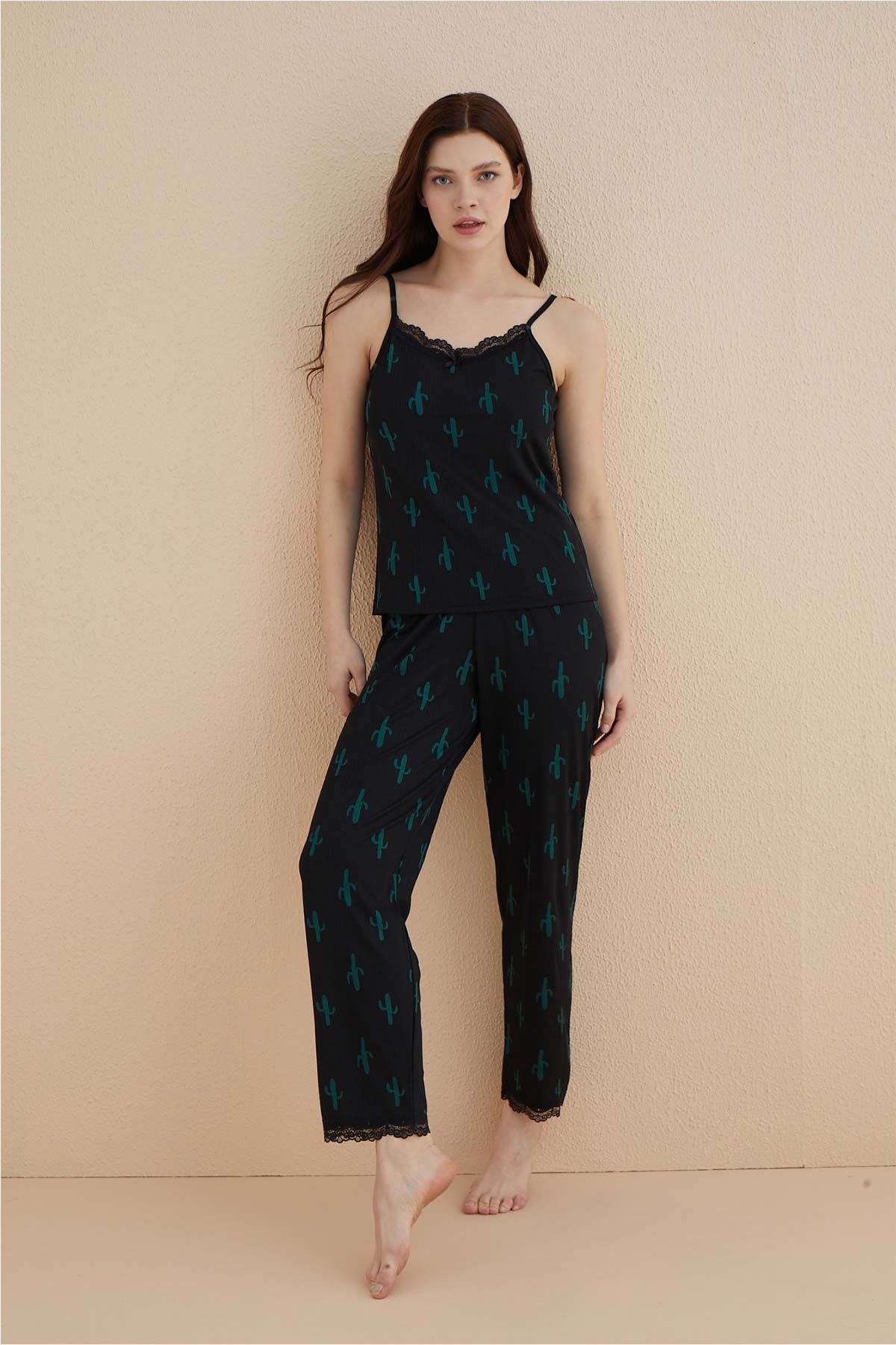 Arcan Kadın Pijama Takımı İp Askılı Altı Uzun Yakası Ve Paçası Dantelli Kaktüs Desenli Pegasus Kumaş - Siyah - Thumbnail