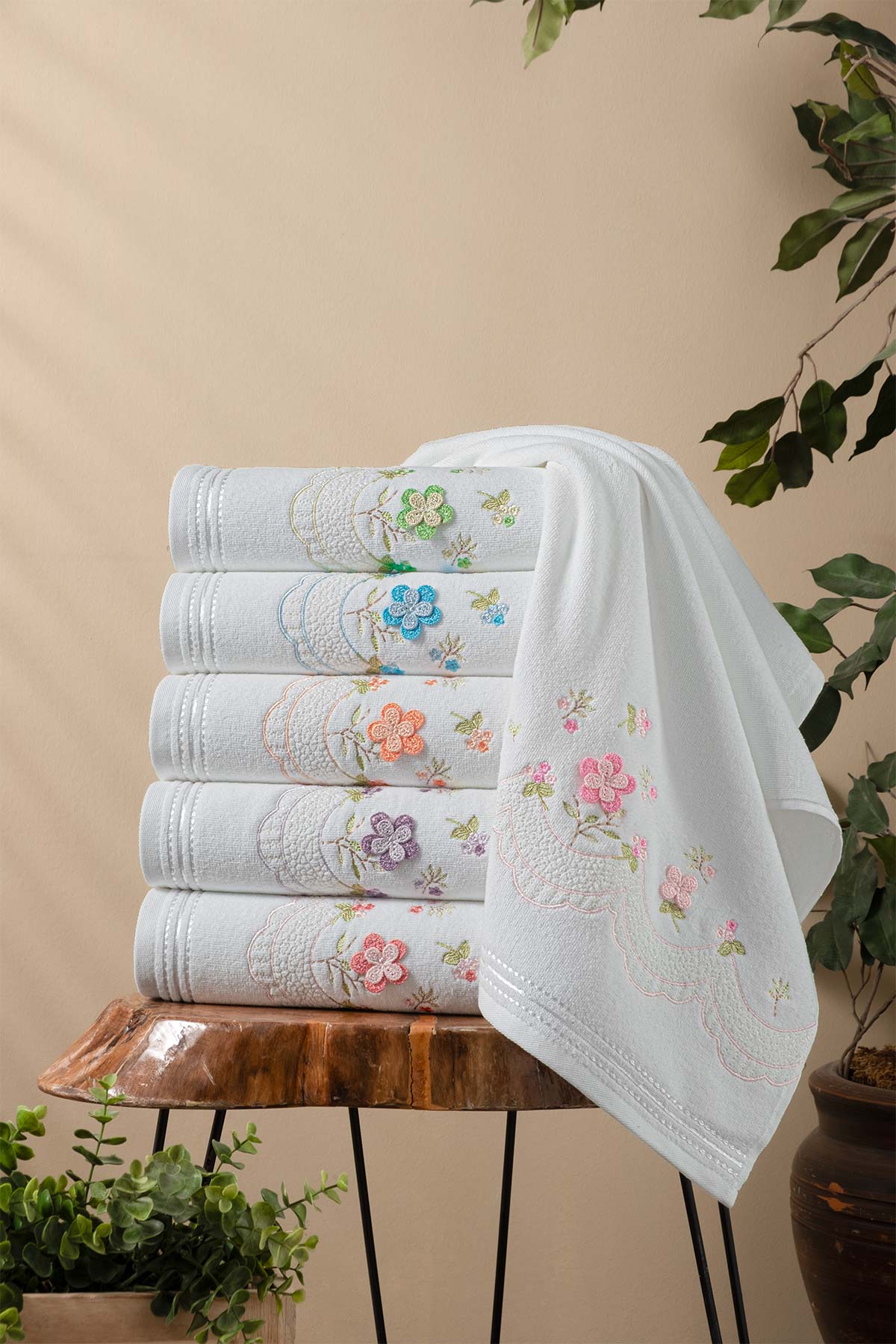 Fiesta Analı Kızlı Havlu Seti Aybüke 3D Nakışlı Kadife 30x50 50x90 - Thumbnail