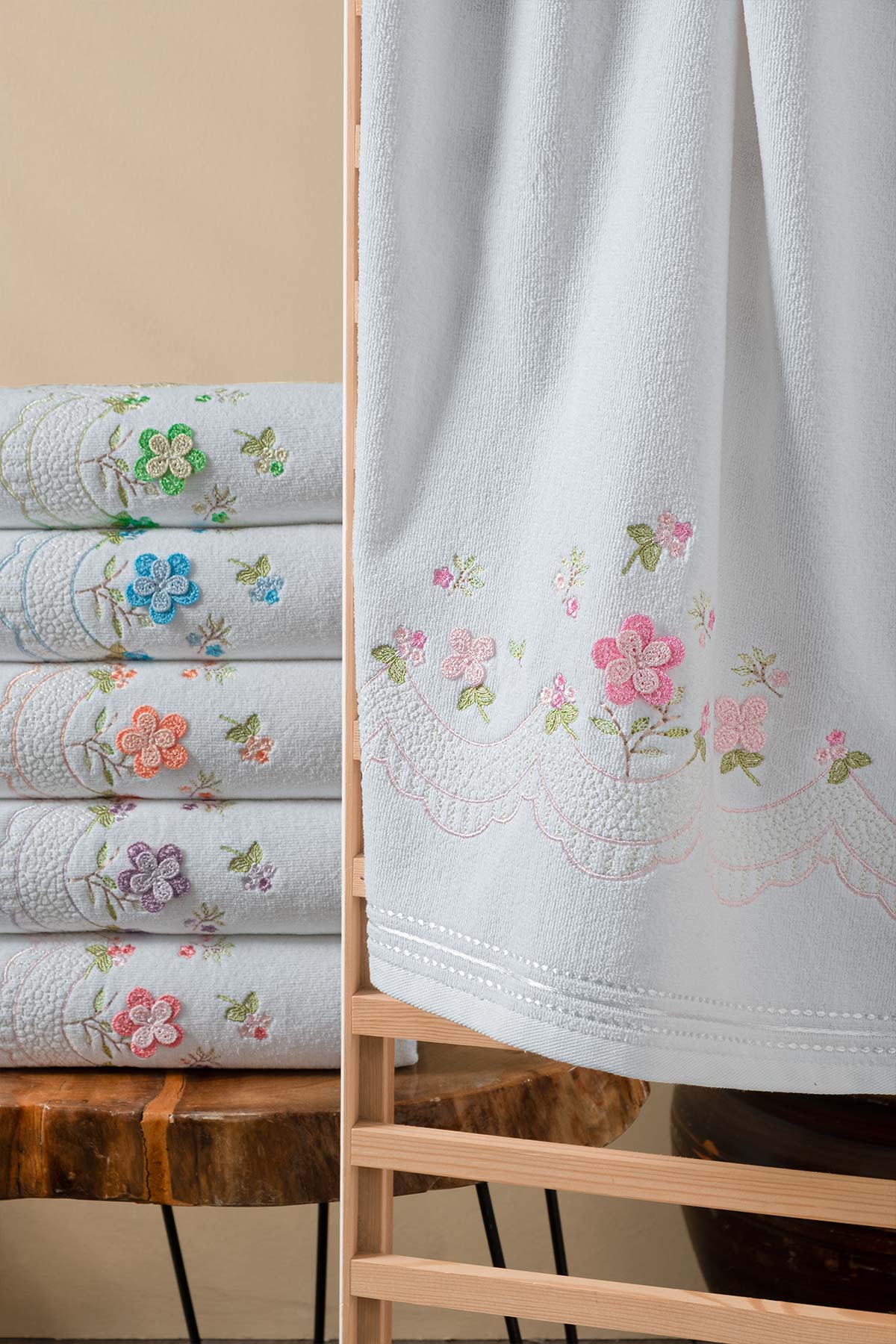 Fiesta Analı Kızlı Havlu Seti Aybüke 3D Nakışlı Kadife 30x50 50x90 - Thumbnail