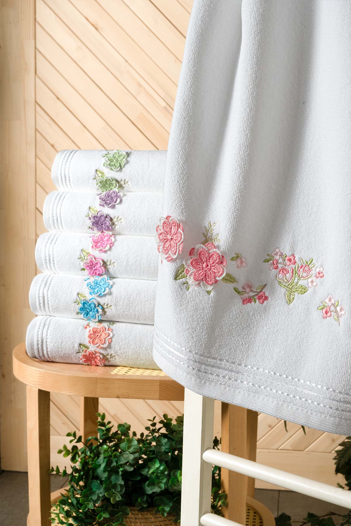 Fiesta Analı Kızlı Havlu Seti Aybüke 3D Nakışlı Kadife 30x50 50x90 - Thumbnail