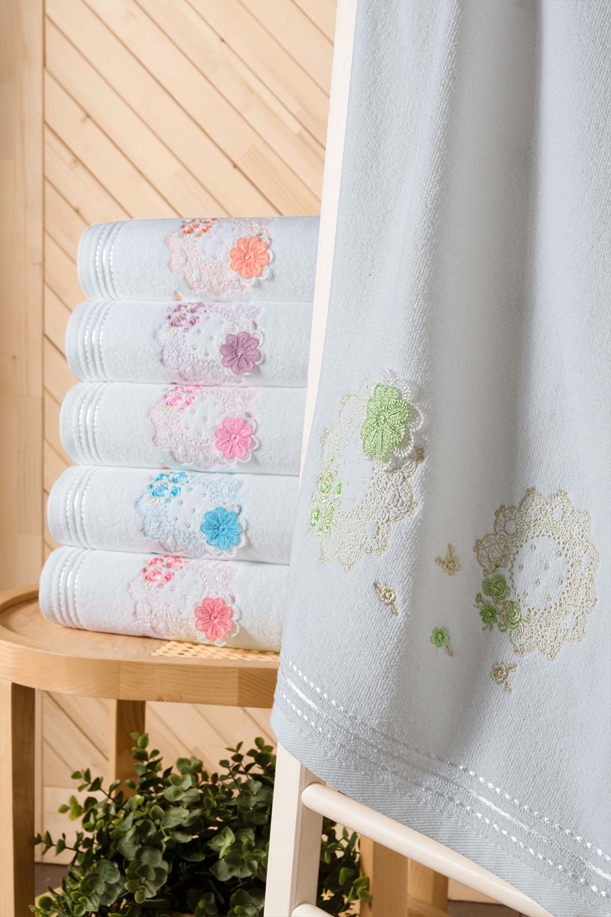 Fiesta Analı Kızlı Havlu Seti Aybüke 3D Nakışlı Kadife 30x50 50x90 - Thumbnail