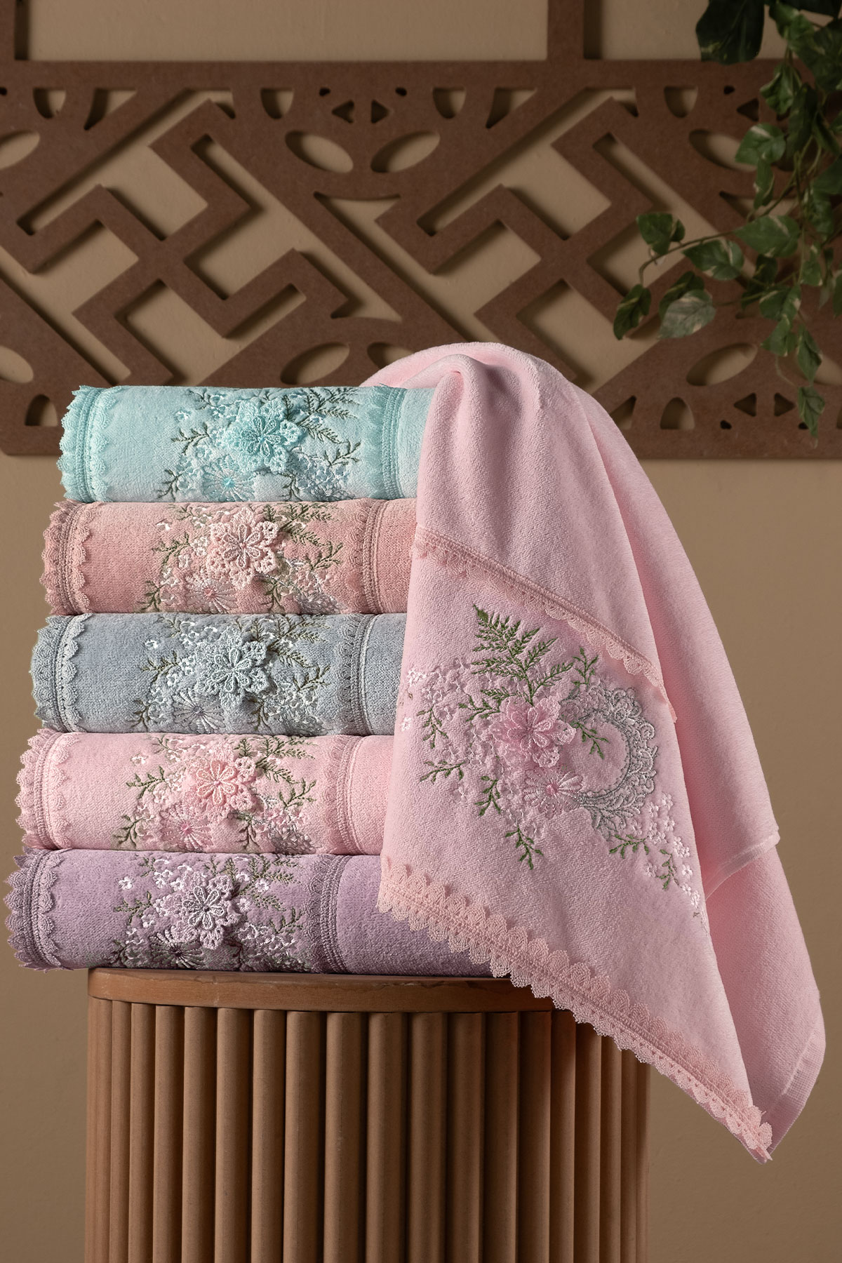 Fiesta Analı Kızlı Havlu Seti Diana El İşi Nakışlı Bambu 30x50 50x90 - Thumbnail