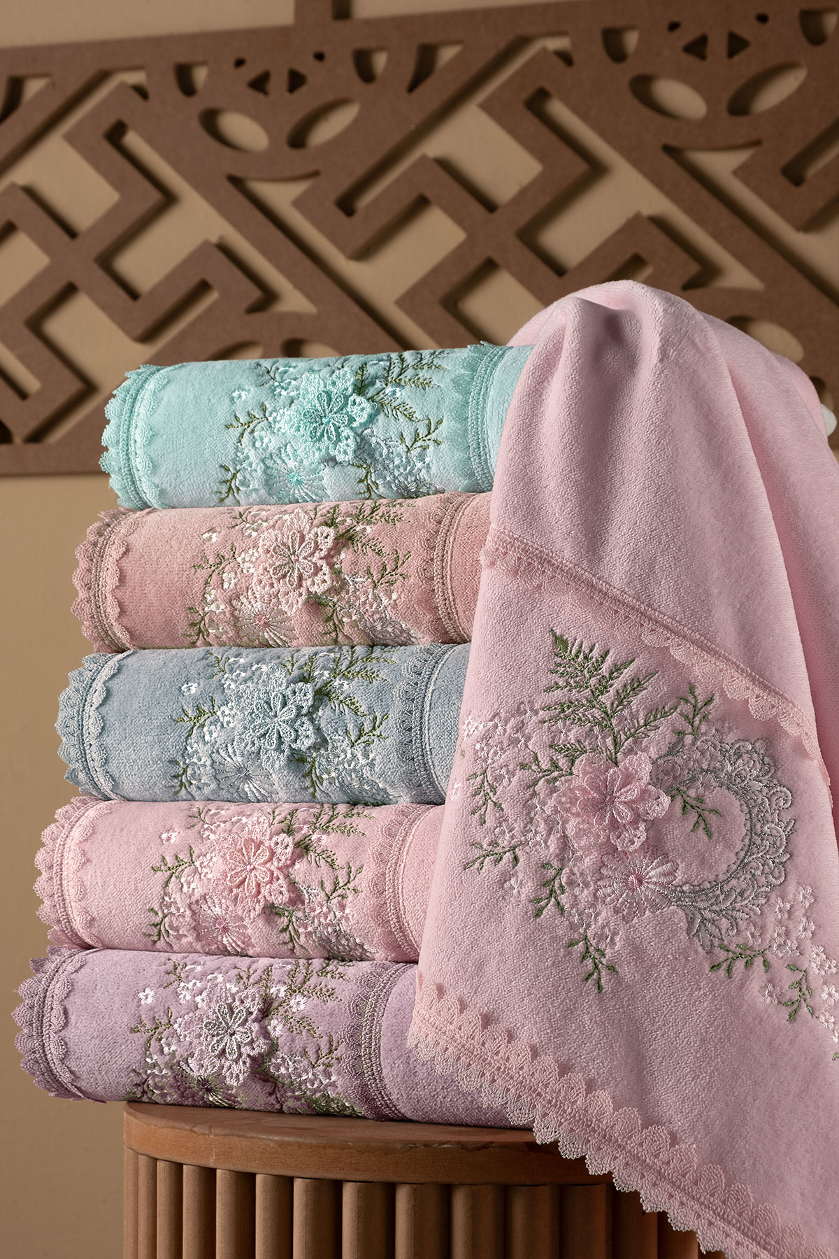 Fiesta Analı Kızlı Havlu Seti Diana El İşi Nakışlı Bambu 30x50 50x90 - Thumbnail