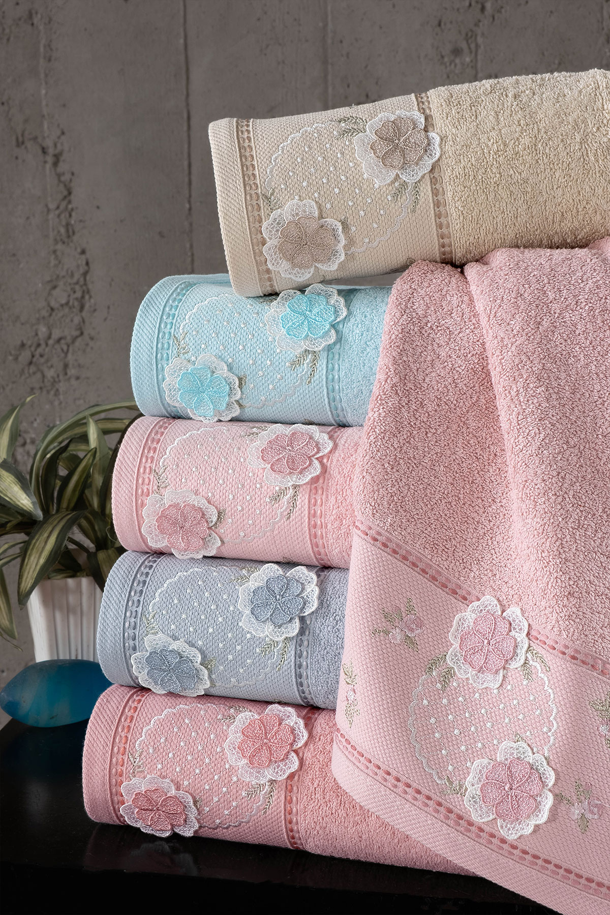 Fiesta Analı Kızlı Havlu Seti Lily El İşi Nakışlı Bambu 30x50 50x90 - Thumbnail