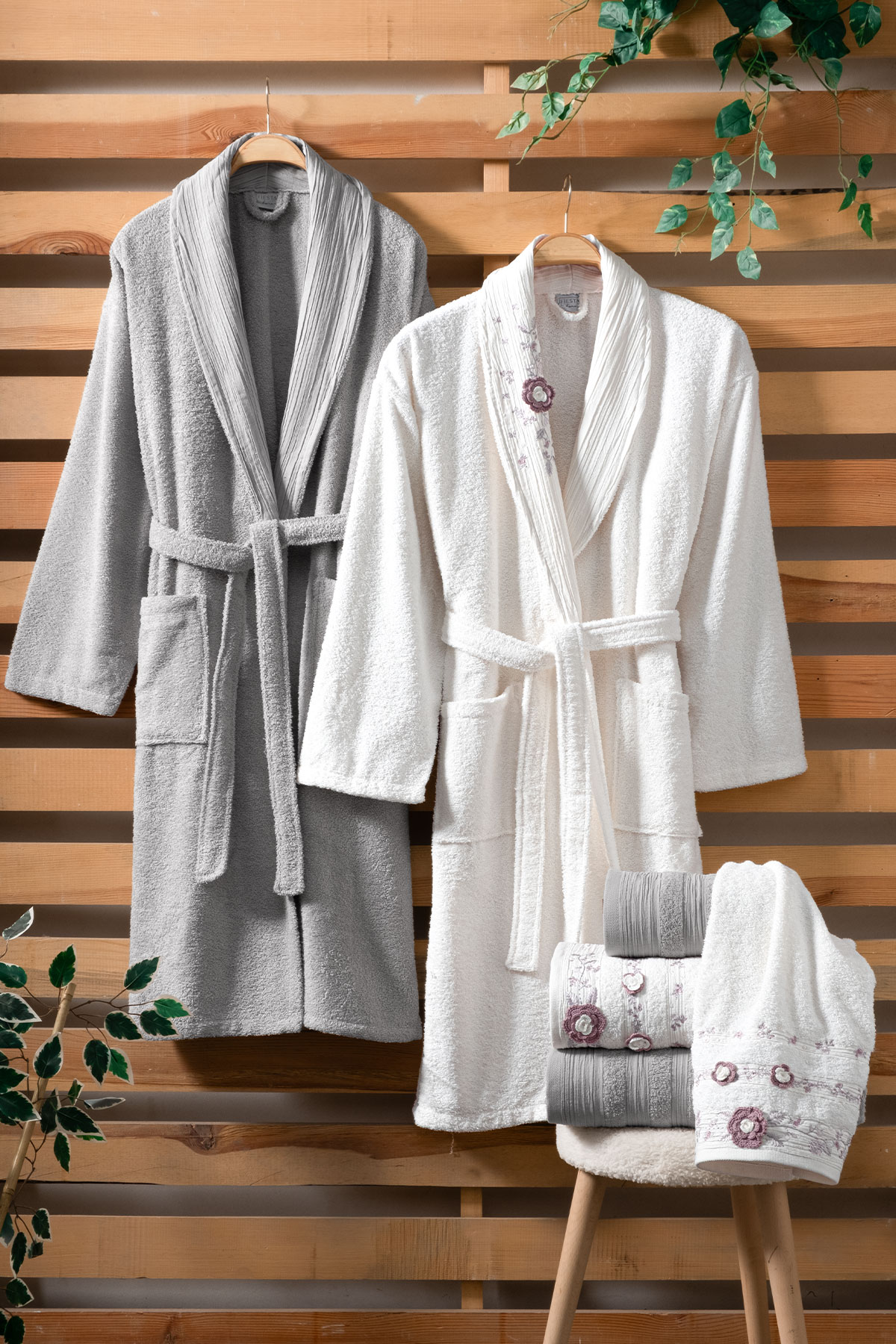 Fiesta Bornoz Seti Luxury El İşi Nakışlı 6 Parça - Thumbnail