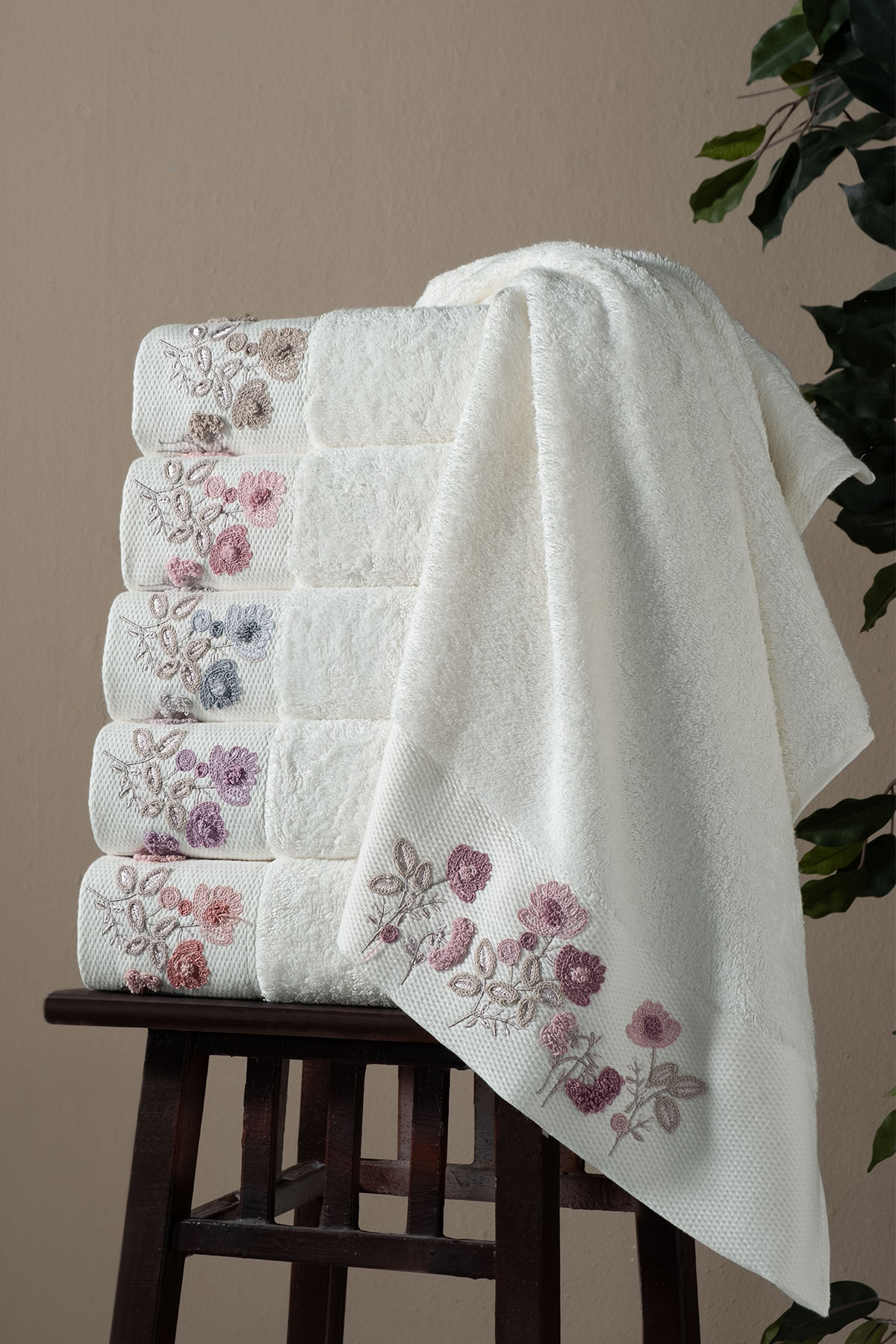 Fiesta El-Yüz Havlusu Suzene Nakışlı Bambu 50x90 - Thumbnail