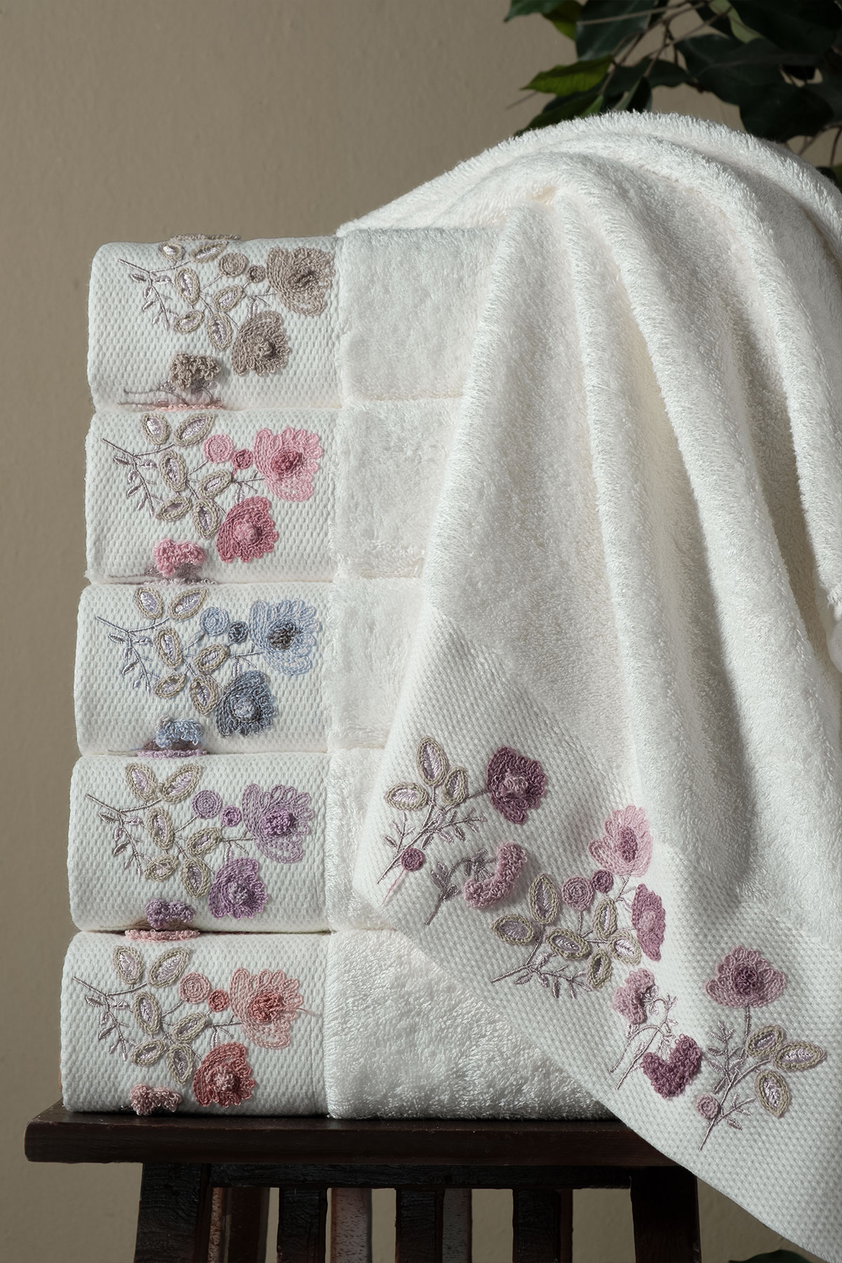 Fiesta El-Yüz Havlusu Suzene Nakışlı Bambu 50x90 - Thumbnail