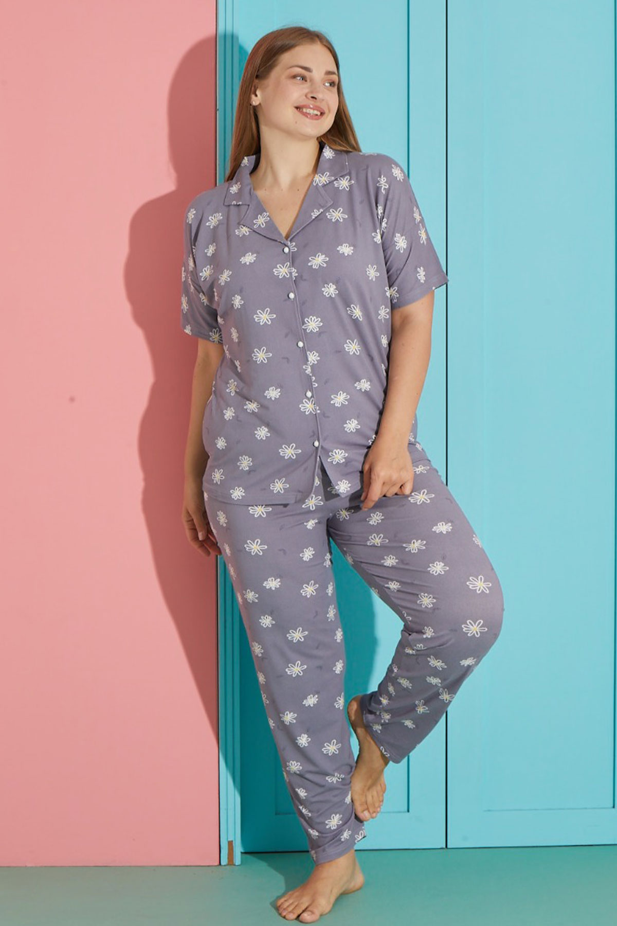 Pijamoni Kadın Büyük Beden Gömlek Yaka Pijama Takımı Kısa Kollu Milan Kumaş Çiçekli - Füme - Thumbnail