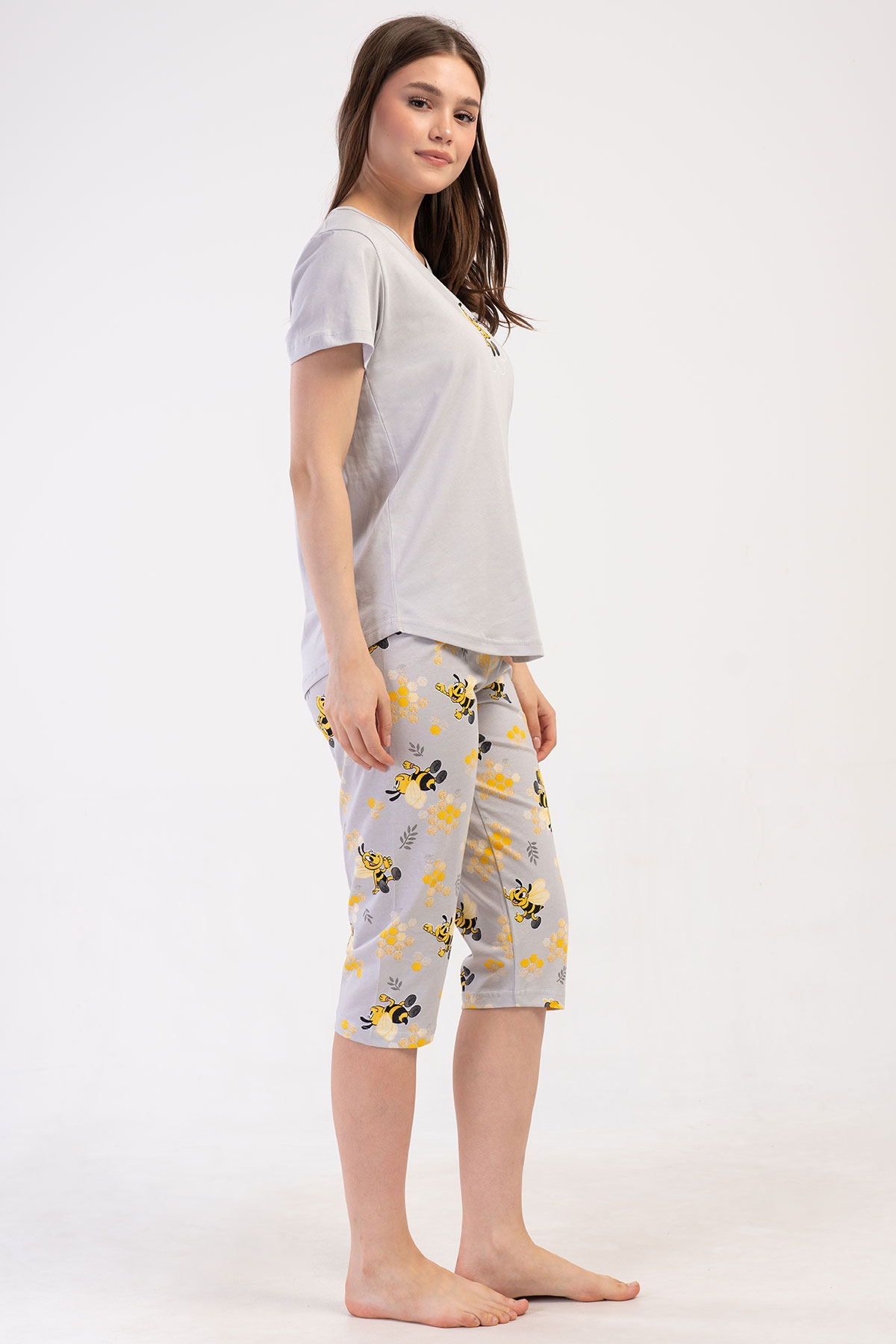 Pınarca Kadın Kapri Takım Kısa Kollu Pamuklu Bisiklet Yaka Arı Baskılı - Gri - Thumbnail