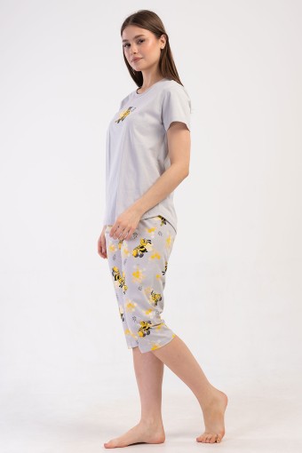PINARCA EV GİYİM - Pınarca Kadın Kapri Takım Kısa Kollu Pamuklu Bisiklet Yaka Arı Baskılı - Gri (1)
